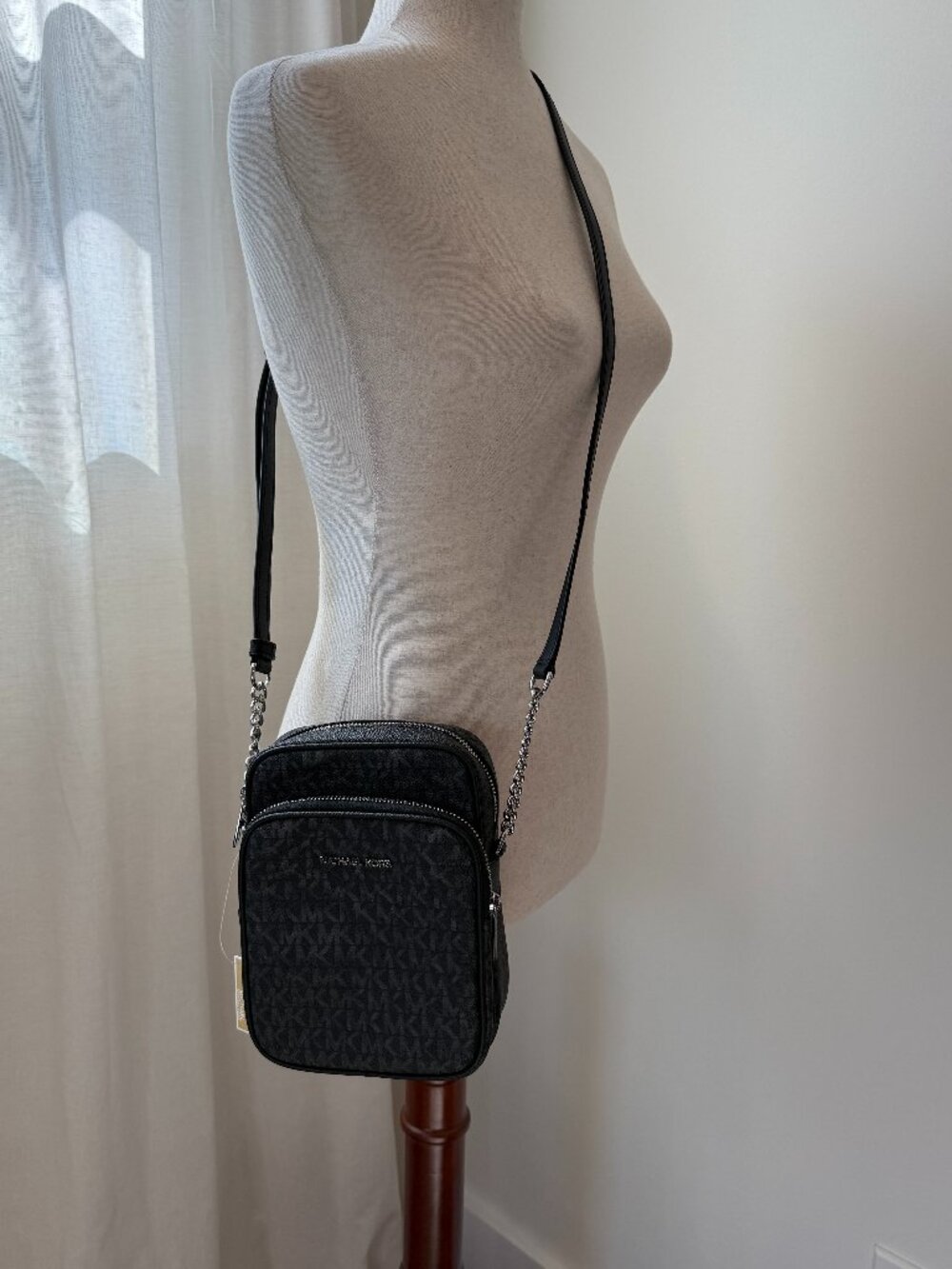 NWT Michael Kors Jet Set Travel Medium Logo Crossbody Bag in black signature - Picture 2 of 9